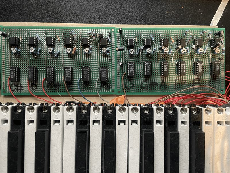37-key polyphonic synthesizer built from salvaged keybed and 555 timer oscillators