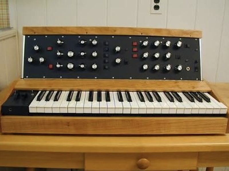 Minimoog Model D oscillator section with TUNE and trimpot access